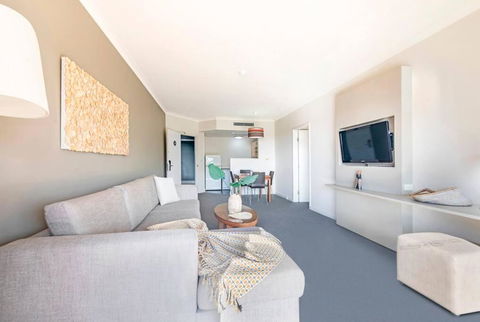 Idyllic Waterfront Pool Escape With Esplanade View - Mackay Tourism 2