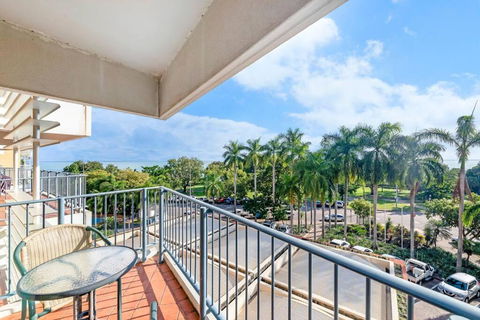 Idyllic Waterfront Pool Escape With Esplanade View - Mackay Tourism 3