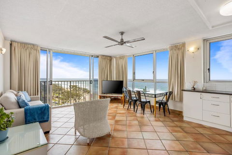 Impressive Waterfront At Chateau Beachside Resort - Mackay Tourism 0
