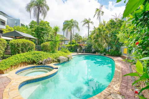 In The Tropics - Poolside Broadbeach Hideaway - Mackay Tourism 0