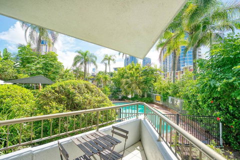 In The Tropics - Poolside Broadbeach Hideaway - Mackay Tourism 2