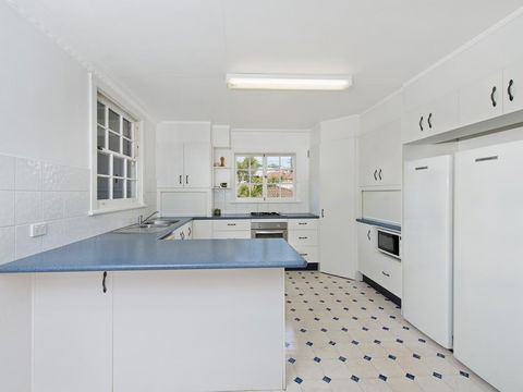 Allamanda House, 3 Willow Street - Mackay Tourism 1