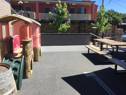 Alpine Hotel Bright - Mackay Tourism 2