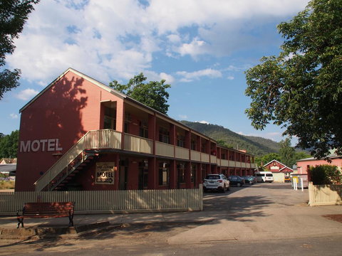 Alpine Hotel Bright - Mackay Tourism 0