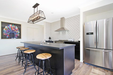 Alpine Knights Stylish Luxury - Mackay Tourism 0