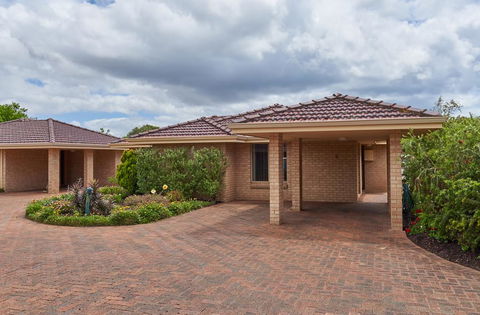 API Busselton Seaside Escape Apartments - Mackay Tourism 3