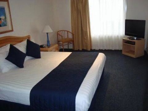 Aqualuna Beach Resort - Mackay Tourism 1