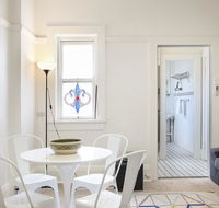 Art Deco Oasis Minutes From the City - Mackay Tourism