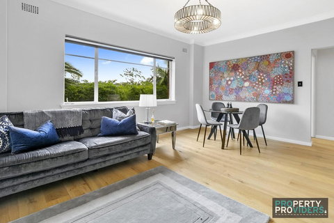 Art Deco Pad - Mosman Furnished Apartment - Mackay Tourism 1