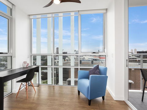 As The Sun Sets - Modern And Spacious 2BR Zetland Apartment Facing The Setting Sun - Mackay Tourism 3