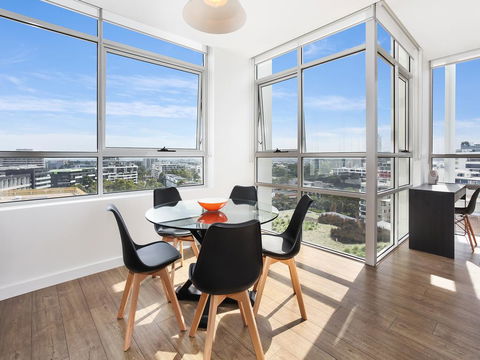 As The Sun Sets - Modern And Spacious 2BR Zetland Apartment Facing The Setting Sun - Mackay Tourism 1