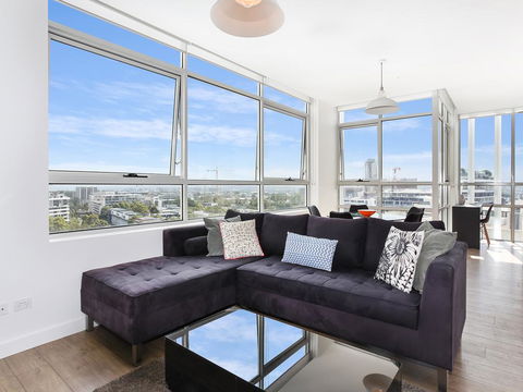 As The Sun Sets - Modern And Spacious 2BR Zetland Apartment Facing The Setting Sun - Mackay Tourism 0