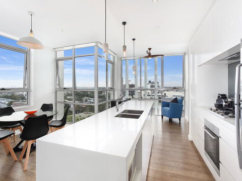 As The Sun Sets - Modern And Spacious 2BR Zetland Apartment Facing The Setting Sun - Mackay Tourism 2