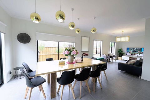 Luxury 9 BRM House In Melbourne - Mackay Tourism 2