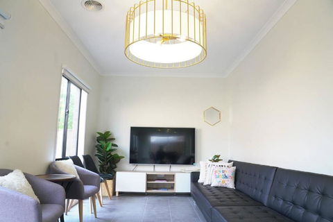 Luxury 9 BRM House In Melbourne - Mackay Tourism 3