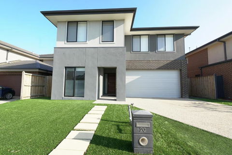 Luxury 9 BRM House In Melbourne - Mackay Tourism 1