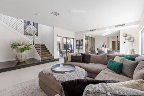 Luxury Beachside Residence - Mackay Tourism 1