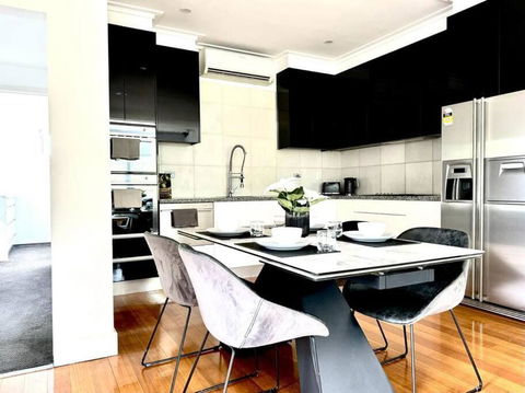 Luxury Stay In Williamstown - Mackay Tourism 0