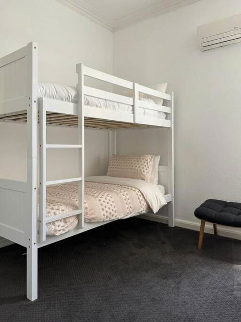 Luxury Stay In Williamstown - Mackay Tourism 1