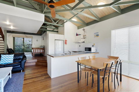 MAIN STAY - 100m To Patrolled Beach, Pool, Wifi, Close To Cafes - Mackay Tourism 3