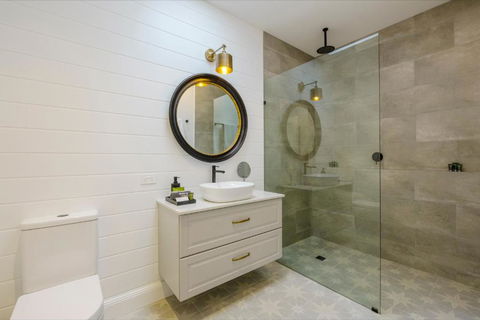 MAIN STREET RETREAT - King BRs, Comp Minibar, Breakfast Prov, Fireplaces - Mackay Tourism 2