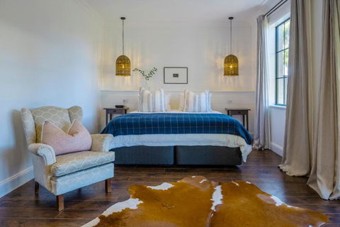 MAIN STREET RETREAT - King BRs, Comp Minibar, Breakfast Prov, Fireplaces - Mackay Tourism 0