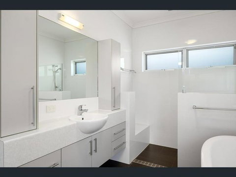 Maison De Samy Entire Swan River Bliss Australia - Mackay Tourism 3