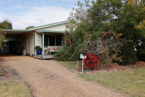 Mcrae Retro Beach House ! - Mackay Tourism 3