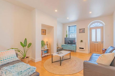 MELVINGTON BOUTIQUE APARTMENT IN HOBART CBD O - Mackay Tourism 0