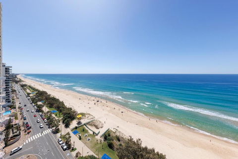 Meriton Suites Surfers Paradise - Mackay Tourism 3