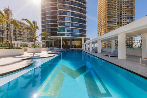 Meriton Suites Surfers Paradise - Mackay Tourism 1