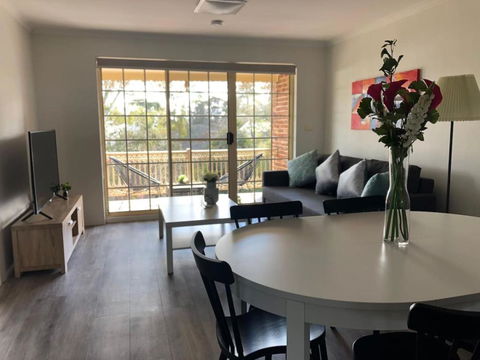 Modern 2BR Apartment With Parking - Mackay Tourism 0