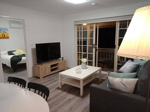 Modern 2BR Apartment With Parking - Mackay Tourism 1