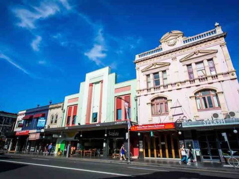 Modern 2 Bedroom Warehouse Conversion - Mackay Tourism 1