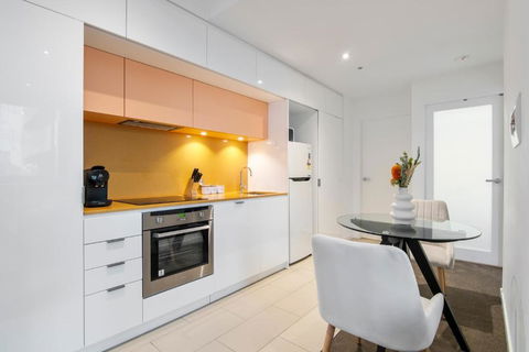 Modern 2BR Apt W City Views, Balcony & Wi-Fi - Mackay Tourism 1
