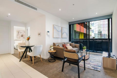 Modern 2BR Apt W City Views, Balcony & Wi-Fi - Mackay Tourism 2