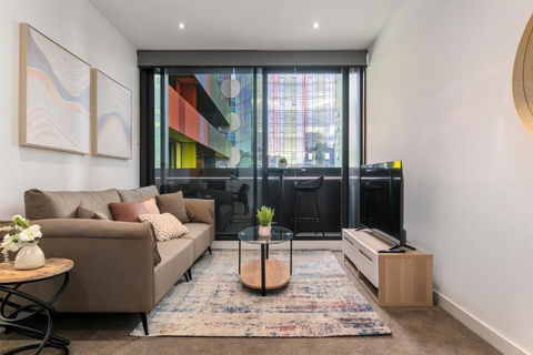Modern 2BR Apt W City Views, Balcony & Wi-Fi - Mackay Tourism 0