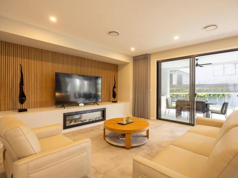 Modern 5BR With Pool Scenic Views And Private Cinema - Mackay Tourism 1