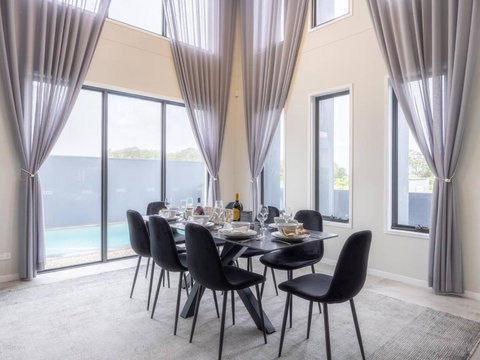 Modern 5BR With Pool Scenic Views And Private Cinema - Mackay Tourism 3