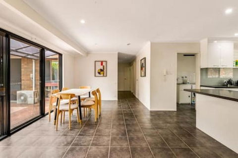 Modern Comfort Retreat 4Bed Cozy Haven W Pool - Mackay Tourism 0