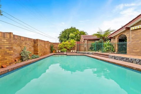 Modern Comfort Retreat 4Bed Cozy Haven W Pool - Mackay Tourism 2