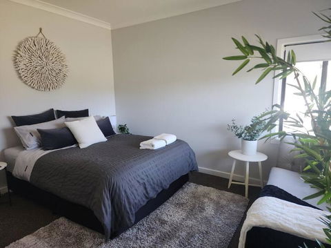 Modern Cottage Near Morwell CBD, Queen Beds, Netflix & Free Wifi - Mackay Tourism 3
