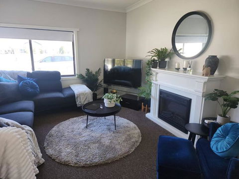 Modern Cottage Near Morwell CBD, Queen Beds, Netflix & Free Wifi - Mackay Tourism 1