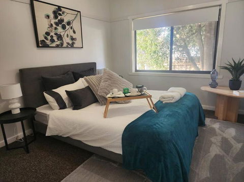 Modern Cottage Near Morwell CBD, Queen Beds, Netflix & Free Wifi - Mackay Tourism 0
