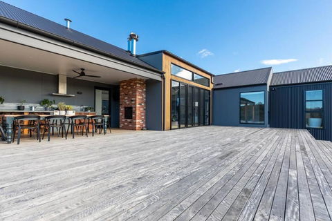 Modern Farmhouse - Mackay Tourism 0