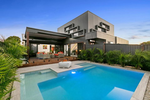 Modern Luxury Pool Oasis - Mackay Tourism 0