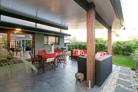 Modern Luxury Pool Oasis - Mackay Tourism 1