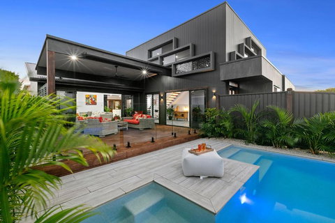 Modern Luxury Pool Oasis - Mackay Tourism 3