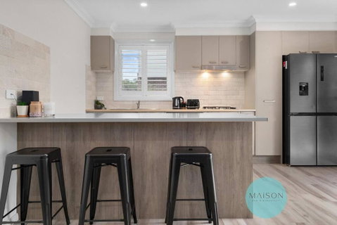Modern Townhouse In The Heart Of Adamstown - Mackay Tourism 0