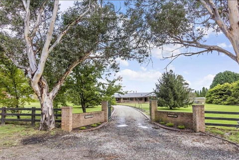 Mountain Culture Farm Stay - Pet Friendly - Mackay Tourism 1